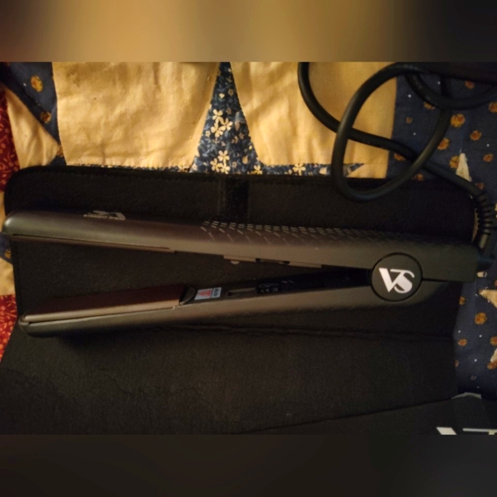 Flat Iron Hair Straightener *FREE SHIPPING* NWOT